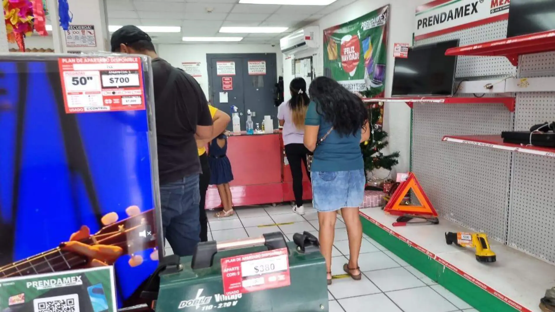 Personas haciendo fila en casa de empeño